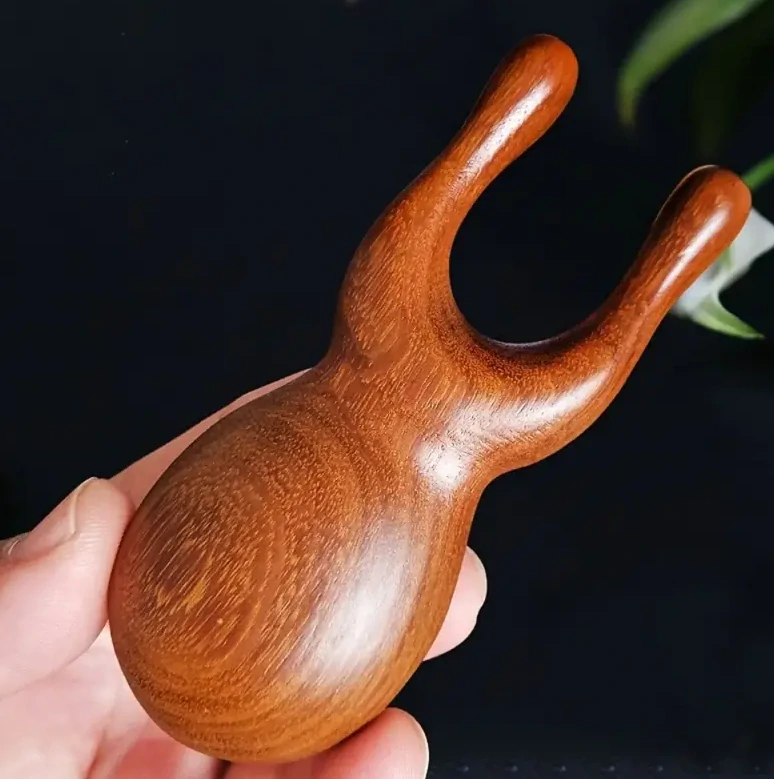 Relaxační hřeben ze santalového dřeva